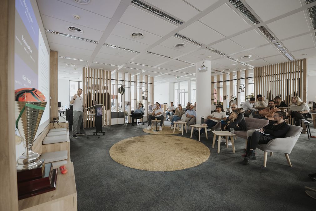 Každé pondělí se společně vzděláváme, sdílíme novinky a zkušenosti.