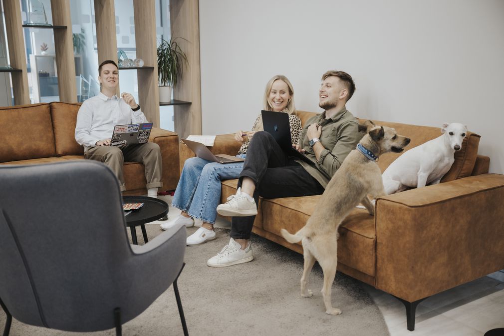 Některé dny nám rozveselují naši čtyřnozí chlupatí kamarádi. 